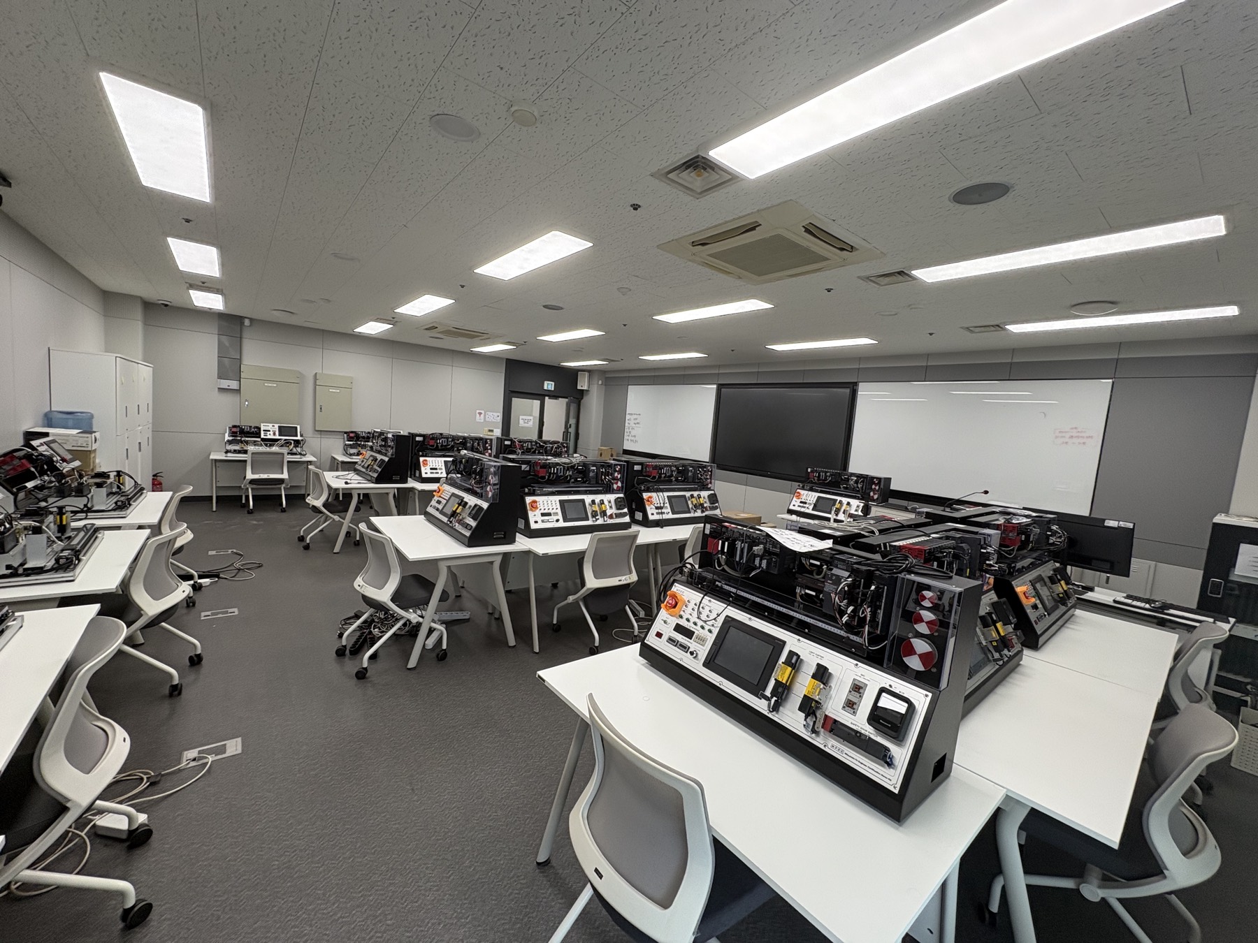 PLC 제어 실습 장비가 책상마다 놓인 PLC 실습실